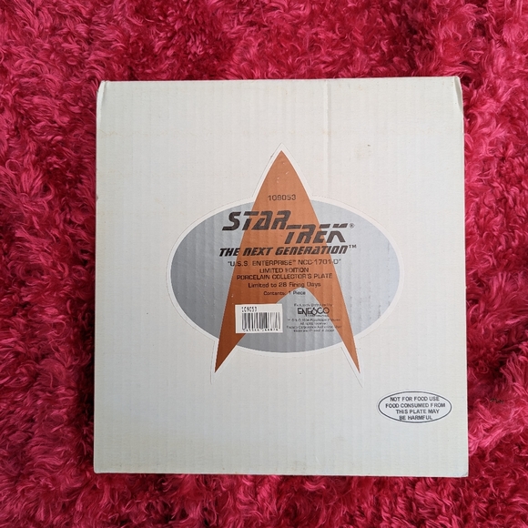 Star Trek: The Next Generation U.S.S. Enterprise NCC-1701-D Commemorative Plate - Picture 3 of 8
